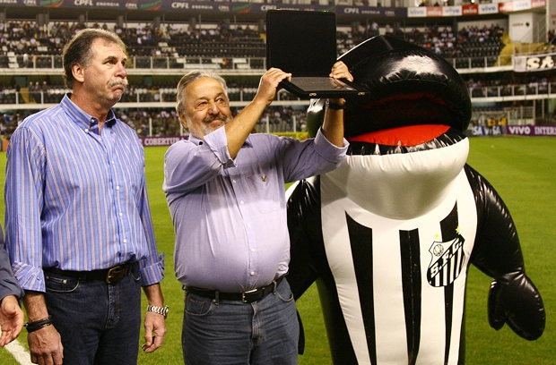 Rodolfo Rodríguez, Luis Álvaro e o mascote do Peixe. Foto: Site oficial