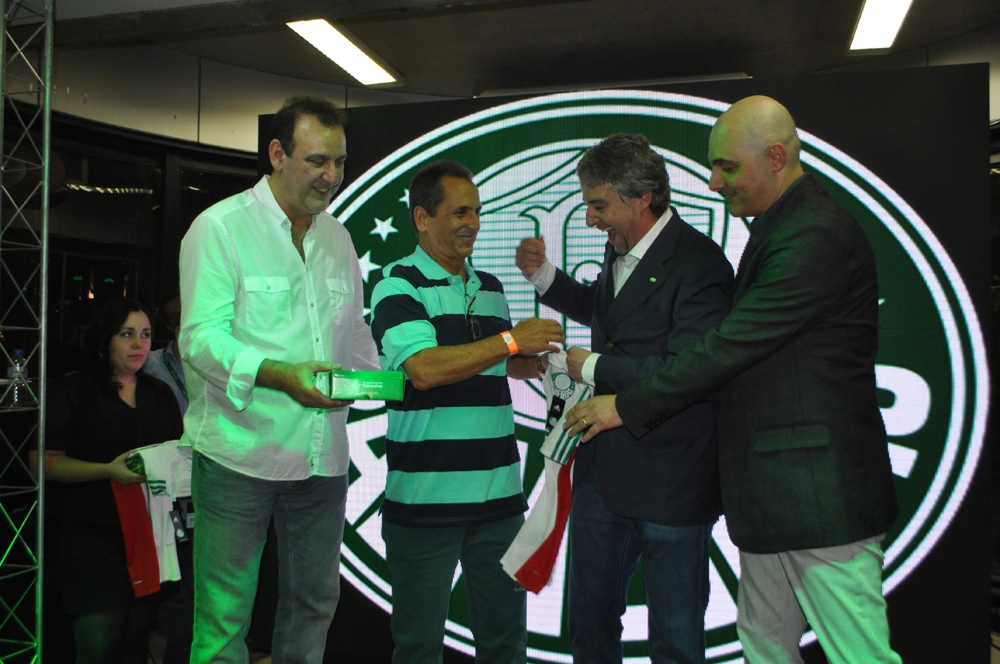 Em 26 de setembro de 2015, na festa de veteranos do Palmeiras, no restaurante do clube. Da esquerda para a direita: Roberto Silva, Ronaldo,  Paulo Nobre e Maurício Galiotte. Foto: Marcos Júnior/Portal TT