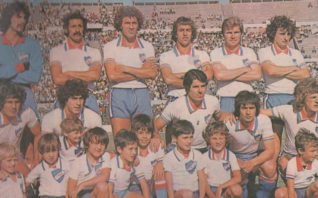 O ex-goleiro uruguaio aparece com a camisa do Nacional, em 1977. Ele é o primeiro em pé, da esquerda para a direita. Enviou: Gilvannewton Souza