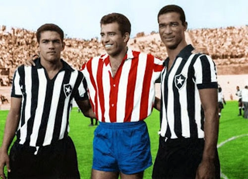 Amistoso entre Botafogo e Atlético de Madrid. Da esquerda para a direita, Garrincha, Vavá e Didi. Foto enviada por José Eustáquio