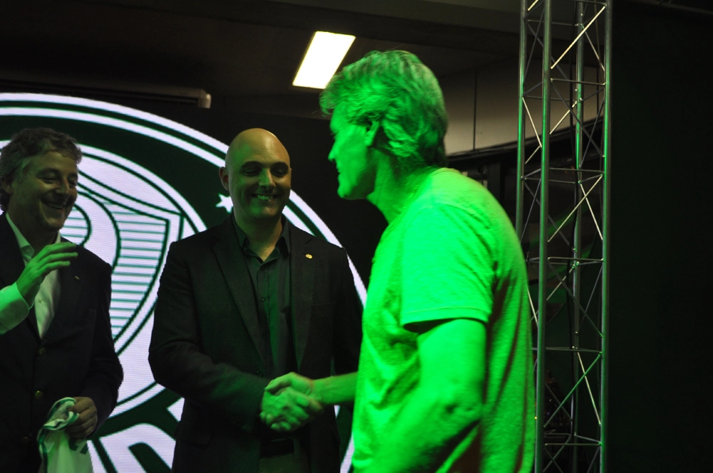 Reinaldo Xavier cumprimentando Maurício Galiotte em 26 de setembro de 2015, na festa de veteranos do Palmeiras, no restaurante do clube. À esquerda, Paulo Nobre.Foto: Marcos Júnior/Portal TT