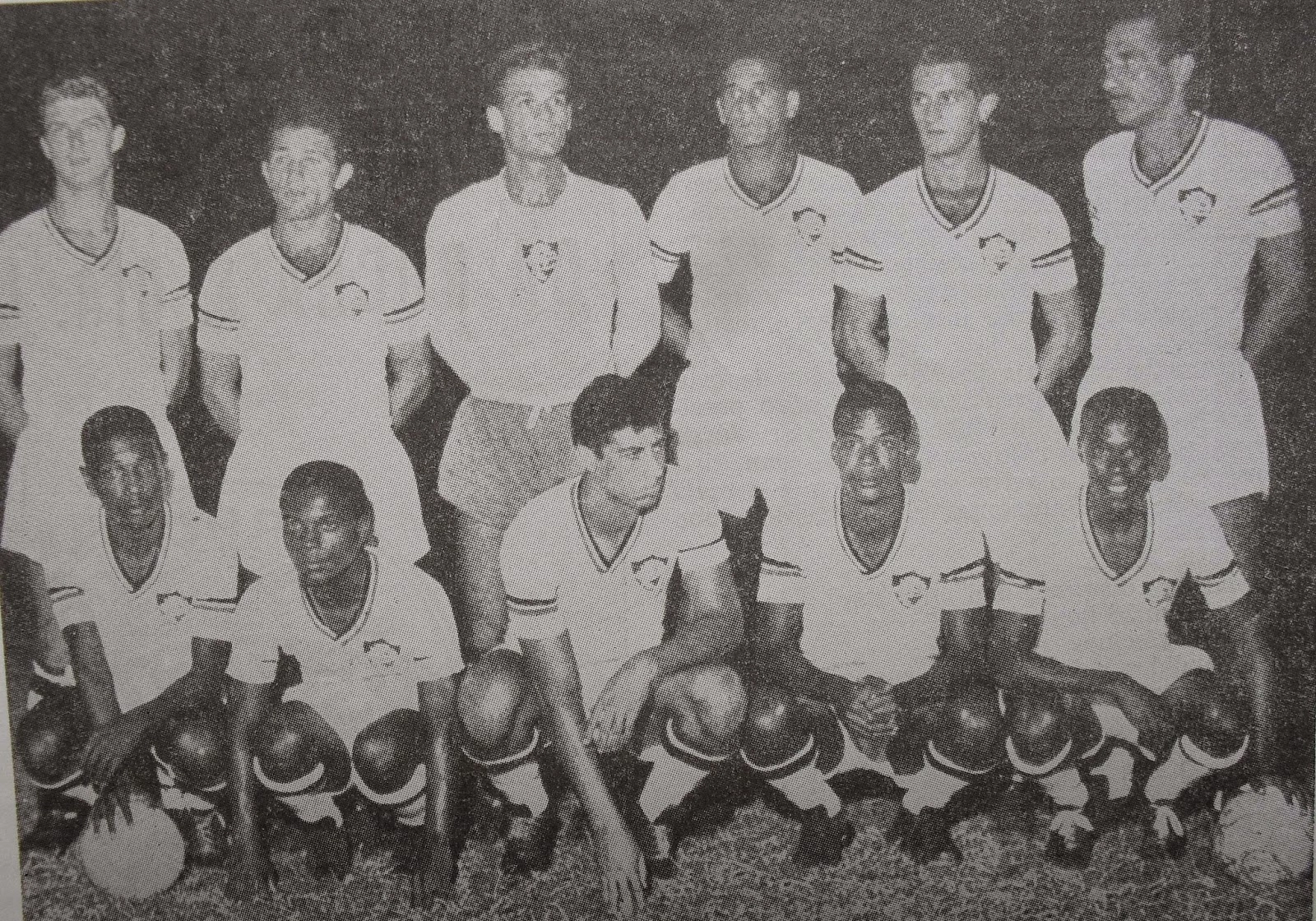 Equipe do Fluminense, em 1962. Da esquerda para a direita, em pé: Oldair, Edmilson, Márcio, Wilson, Nonô e Pinheiro. Agachados: Calazans, Walter, Rodrigo (mineiro de Araguari que jogou muitos anos no Nacional de Montevidéu e depois veio para o Flu), Quarentinha (ex-América, e depois iria para o Juventus da Rua Javari) e Escurinho. Depois que o América foi campeão em 1960, o Flu comprou o Calazans e o Quarentinha. Foto envida por José Eustáquio