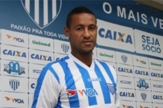 Adriano Chuva rodou bastante no mundo do futebol antes de voltar para casa. Ex-atacante com 19 clubes no currículo