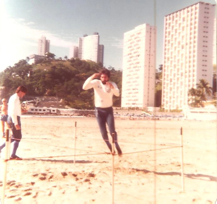 Rodolfo Rodríguez exercitando sua agilidade. À esquerda, Marolla, em treino santista em 1984. Foto: arquivo pessoal de  Rosangela Bruno Marton