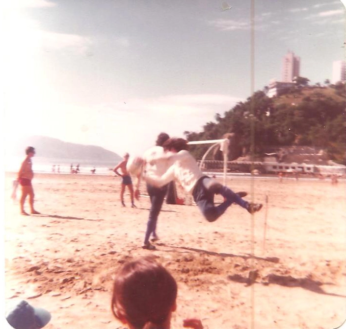 Marolla salta em treino do Santos na praia, em 1984. Rodolfo Rodriguez está atrás de Marolla, de costas. Ao fundo, a linda Ilha Porchat. Foto: arquivo pessoal de  Rosangela Bruno Marton