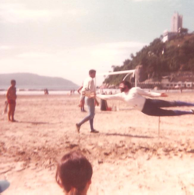 Treino pesado na praia, com a visão da Ilha Porchat, ao fundo. Foto: arquivo pessoal de  Rosangela Bruno Marton