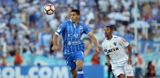 Robinho, do Atlético-MG, tenta ganhar jogada de Diego Viera, do Godoy Cruz