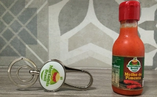 Um kit com chaveiro e pimenta para quem pedir o sanduba Brazuca ou Marbavilhoso, acompanhado por uma bebida