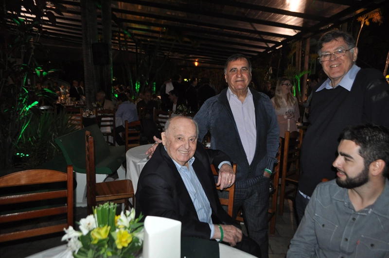 Rubens Minelli, Bentivegna e Bruno (sentado) na festa em homenagem aos ex-jogadores do Palmeiras, em 23 de setembro de 2016, no Palestra Itália. Foto: Marcos Júnior Micheletti/Portal TT