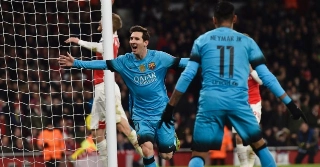 Messi finalmente "fura" Cech, Barça bate Arsenal e se aproxima das quartas
