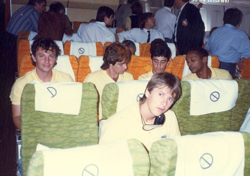 Dentro do avião, jogadores da Seleção Brasileira que foram para Seul, onde conquistaram a medalha de prata em 1988. À frente, o volante loirinho Ademir. No banco de trás, o meia-esquerda Neto, o lateral-esquerdo Nelsinho e o atacante Bebeto