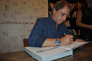 Jornalista recebeu centenas de amigos e f&atilde;s na Livraria da Vila do Shopping JK, em S&atilde;o Paulo. 