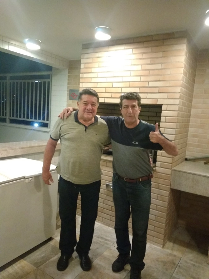 O ex-atacante Leivinha e Carlos Alberto Spina, na residência do primeiro, em julho de 2018