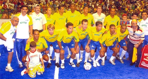 Seleção Brasileira de Showbol, em 2007. Em pé, da esquerda para a direita: o irmão mais velho do Paulo 