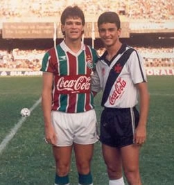 Antes de um Fluminense e Vasco, em 90, o meia-atacante Renato e Bebeto se abraçam