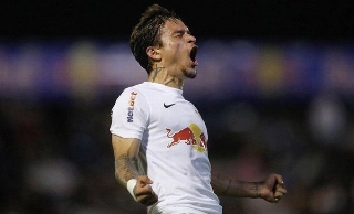 Artur marcou o último gol da partida, o mais bonito do confronto. Foto: Red Bull Bragantino /Divulgação