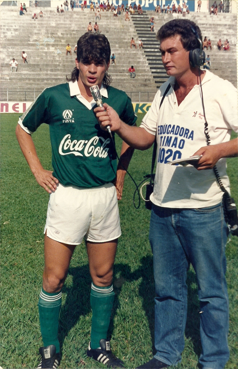 Pelo Goiás, Túlio Maravilha, novinho, em 1989, sendo entrevistado pelo repórter Edvaldo Tietz em Limeira. Foto: arquivo pessoal de Edvaldo Tietz