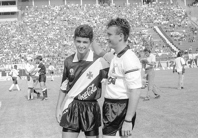 Quando atuava pelo Vasco, Bebeto conversa com o meia do Corinthians, antes do duelo no Pacaembú. Foto: Rede Social  