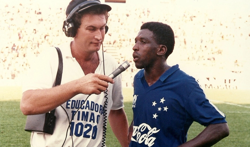 No gramado do Limeirão, o repórter Edvaldo Tietz entrevista Paulo Isidoro, então no Cruzeiro, em 1989. Foto: arquivo pessoal de Edvaldo Tietz