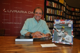 Jornalista recebeu amigos em uma concorrida sess&atilde;o de aut&oacute;grafos na capital paulista