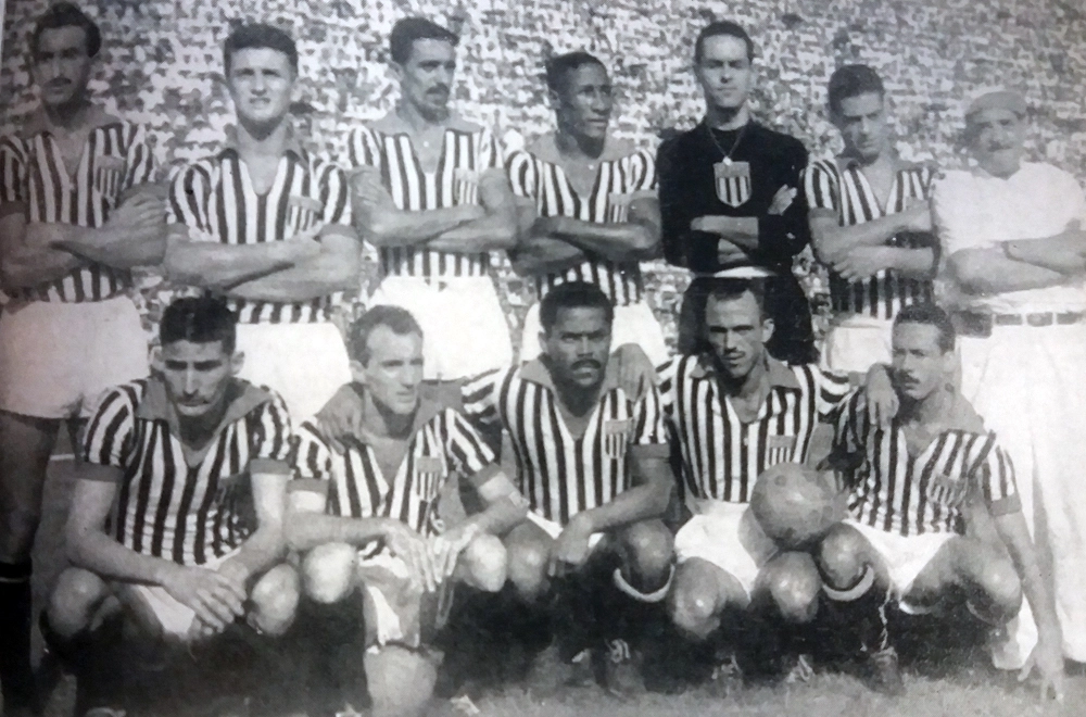 Seleção Paulista campeã do Brasileiro de Seleções 1954. Em pé: Alfredo Ramos, De Sordi, Hélvio, Djalma Santos, Gylmar e Roberto Belangero. Agachados: Julinho, Luizinho, Baltazar, Jair Rosa Pinto e Tite.