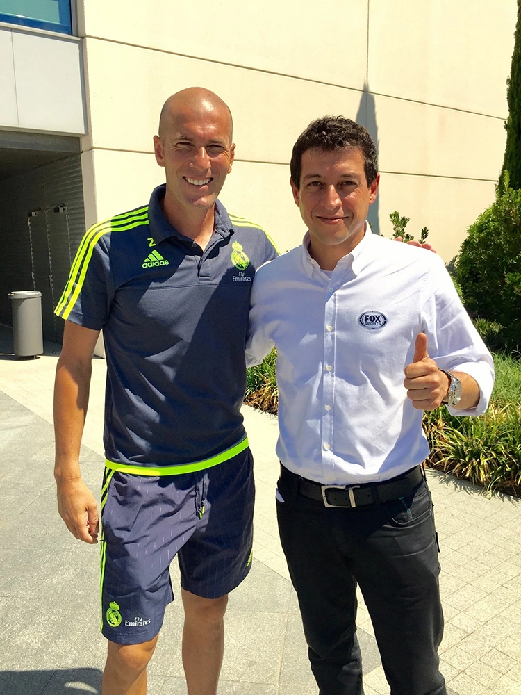 Zidane e o rep&oacute;rter Fernando, em 2015