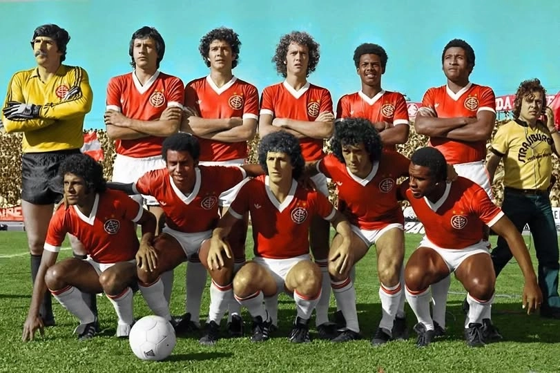 A equipe do Inter que entrou em campo na decisão do Campeonato Gaúcho de 1978, em 17 de dezembro daquele ano, e venceu o Grêmio por 2 a 1 no Estádio Olímpico. Valdomiro marcou os dois gols colorados e Tarciso fez o tento tricolor. Em pé, da esquerda para a direita: Bagatini, Hermes, Beliato, Falcão, João Carlos e Jorge Tabajara. Agachados: Valdomiro, Jair, Adilson Miranda, Batista e Caçapava. Foto: Facebook/História do Sport Club Internacional/colorizada por Gustavo Leal