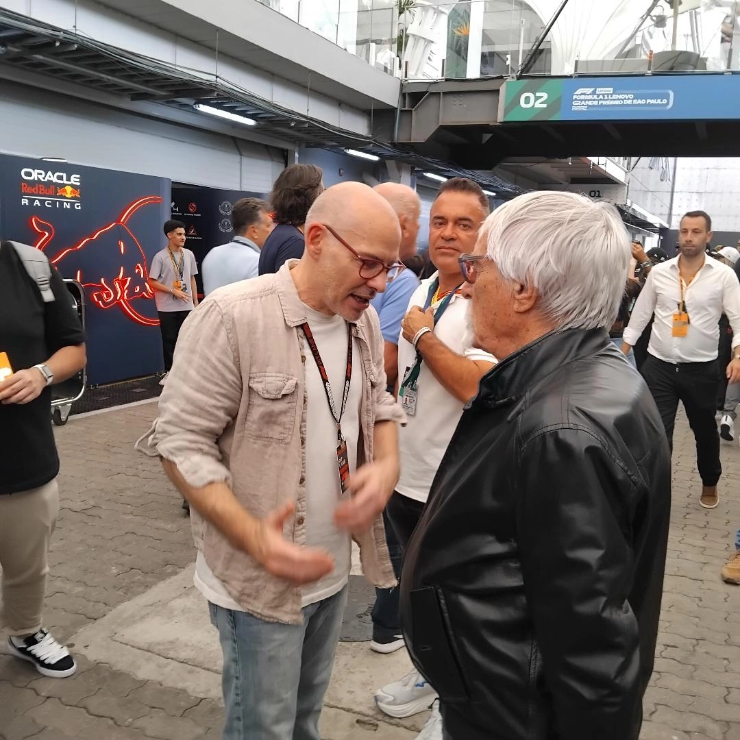 Jacques Villeneuve conversa com Bernie Ecclestone em 2 de novembro de 2024, véspera do GP de São Paulo de Fórmula 1, em Interlagos. Foto: Marcos Micheletti