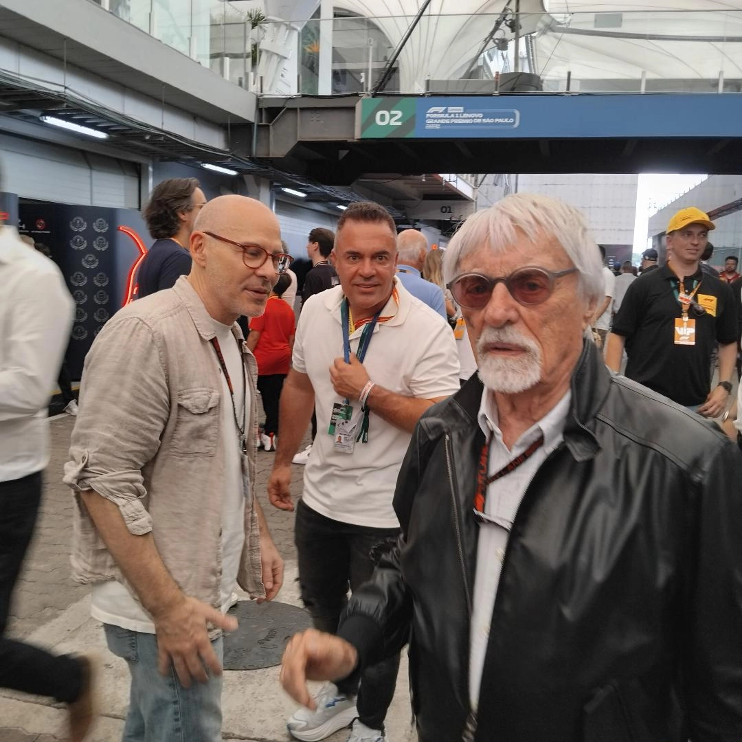 Jacques Villeneuve e Bernie Ecclestone em 2 de novembro de 2024, véspera do GP de São Paulo de Fórmula 1, em Interlagos. Foto: Marcos Micheletti