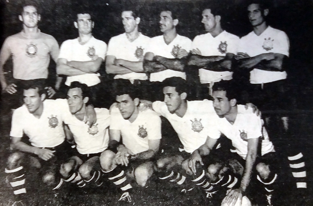 Corinthians campeão do Rio-São Paulo de 1954. Em pé: Gylmar, Homero, Olavo, Idário, Goiano e Roberto Belangero. Agachados: Claudio, Luizinho, Paulo, Carbone e Rato.