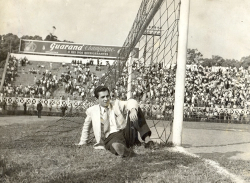 O repórter, as traves e a rede do estádio Palestra Itália, em 1962: Benedito Ruy Barbosa sempre esteve na cara do gol