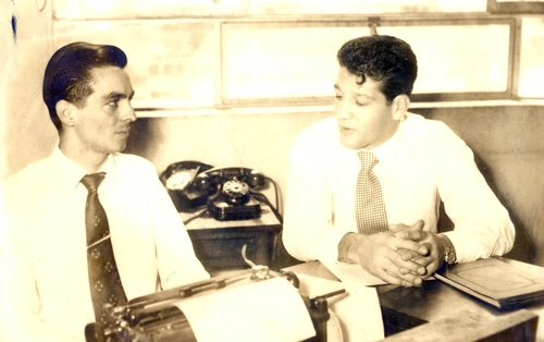 Benedito Ruy Barbosa e o boxeador Paulo de Jesus, em 1960. E veja só como eram os aparelhos de telefone e a máquina de escrever