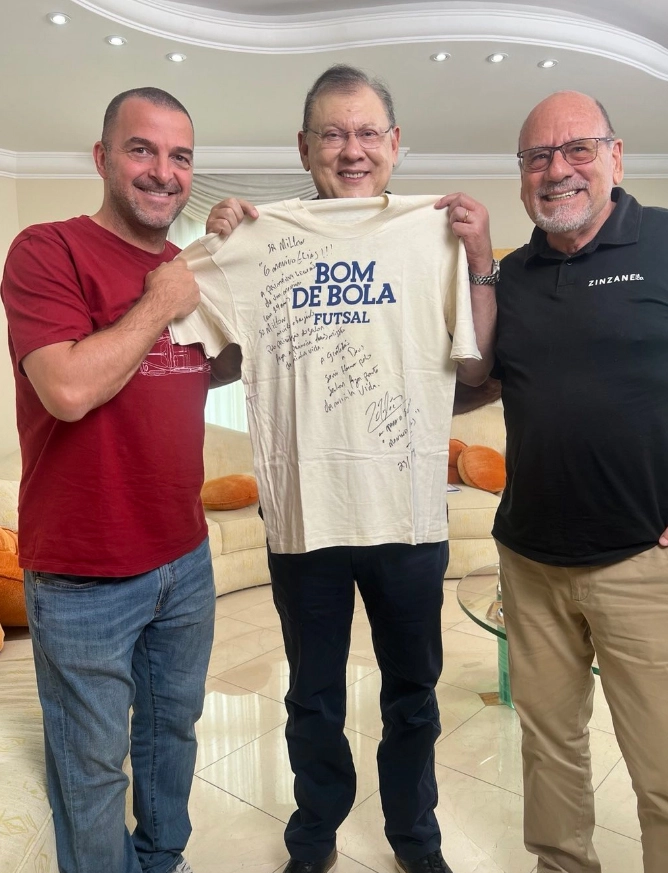 Em novembro de 2024, na casa de Milton Neves, Zé Elias, Milton Neves e José Carlos Brunoro. Zé Elias presenteou Milton com a camiseta que ganhou em torneio de Futsal narrado por Milton em 1991 