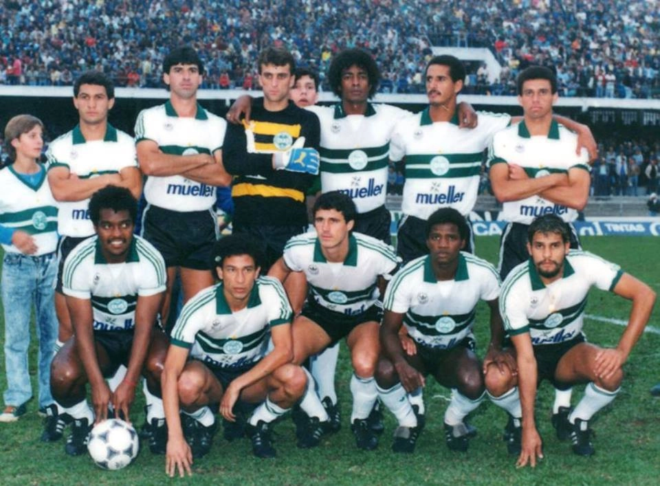 Coritiba em 1987. Em pé: Márcio, Paulo, Gerson, Juarez, Milton e Hélcio. Agachados: Lela, Tostão, Marildo, Adílio e Marcio Magal.