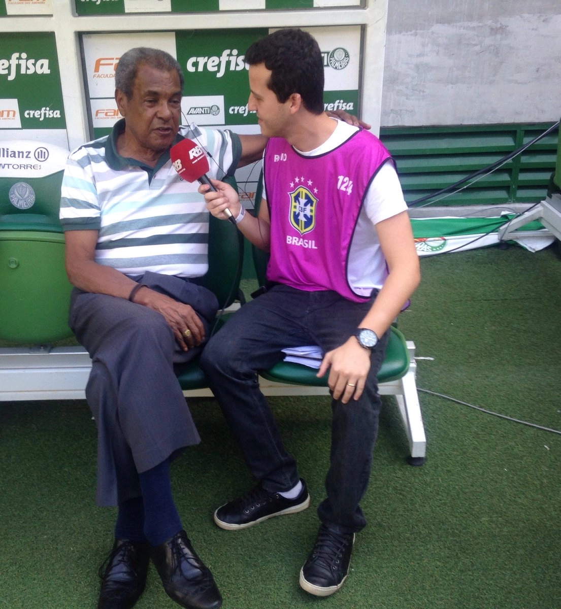 Luis Pereira sendo entrevistado pelo repórter Vinicius Bueno, da Rádio Bandeirantes, em 27 de agosto de 2017, no Allianz Parque. Foto: arquivo pessoal de Vinicius Bueno