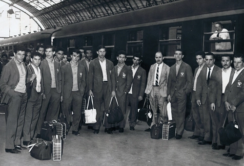 O São Paulo, na Europa, em 1964: Del Vecchio, Faustino, Virgílio (atrás), Valdir Birigui, Gilberto, Pagão (atrás), Nondas, Suli (atrás), Sudaco, Bellini, De Sordi, Marco Antonio, Orlando Duarte, João Leal Neto, Riberto, duas pessoas não identificadas e o médico, o saudoso Dr. Dalzel Freire Gaspar