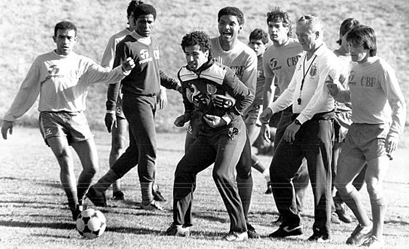 Leal auxiliou Carlos Alberto Silva em 1987, na disputa da Copa América. Na foto do arquivo pessoal do ex-meia do São Paulo vemos Mirandinha, Júlio César, Careca, Geraldão, Silas, Régis, João Leal Neto e Dunga em treino recreativo da seleção 
