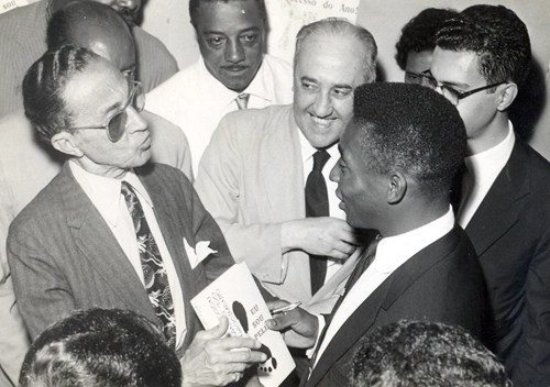 Friedenreich conversando com Pelé tendo Leônidas da Silva logo atrás. Vocês sabiam que essa foi a única vez que os três gênios estiveram lado a lado? Aconteceu em janeiro de 1959, quando o então jornalista esportivo Benedito Ruy Barbosa lançou o livro 