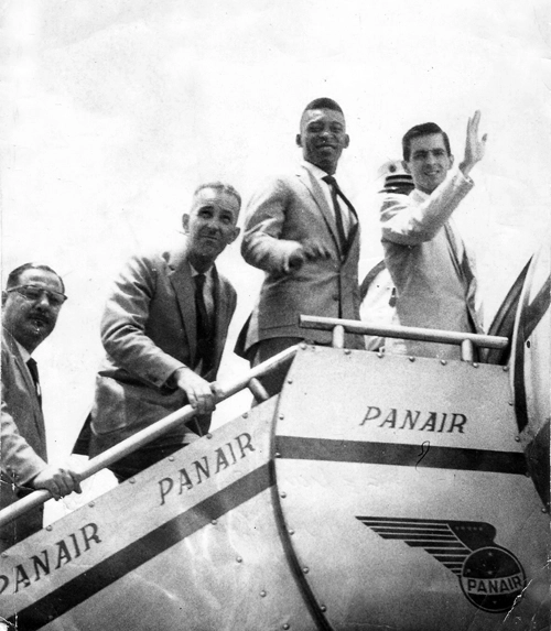 Os dirigentes Ciro Costa e Marcelo Leite, Pelé e Benedito Ruy Barbosa. O Santos ficava mais no ar do que na terra