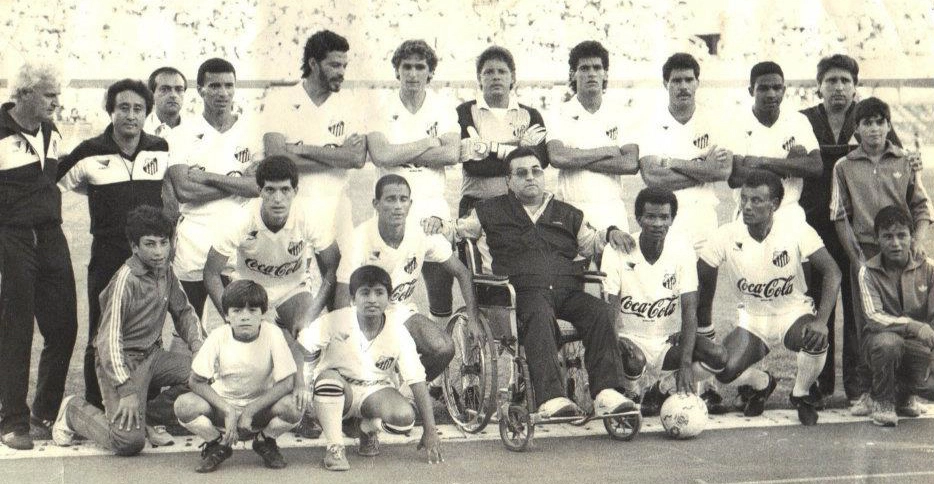 Santos em excursão pelo Chile: em pé, da esquerda para a direita, Gilberto Tim (primeiro de agasalho), Heraldo, Sócrates, Éder, Ferreira, Cássio, Silvinho e Cèsar Sampaio. Agachados, da esquerda para a direita, L. Ferreira, Leandro, Cipó e César Pereira