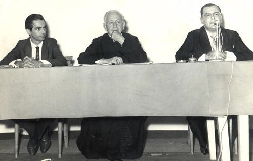 Reunião de conselheiros no São Paulo, em 1965, no Morumbi. Da esquerda para a direita: Benedito Ruy Barbosa, Monsenhor Bastos e Waldemar Mariz de Oliveira Júnior

