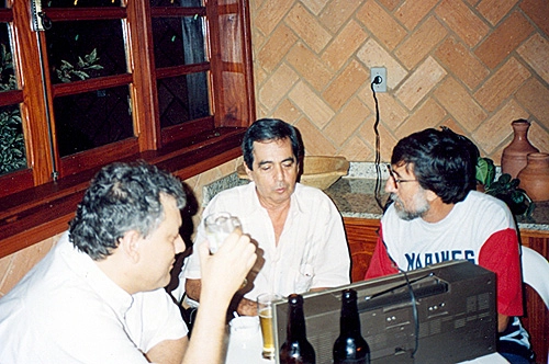 O genial Benedito sempre adorou uma boa conversa e uma loira gelada. Aqui, na companhia do amigo Milton Neves e Édson Dino, em Muzambinho-MG