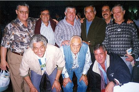 No dia 22 de setembro de 1995, a Sociedade Esportiva Palmeiras realizou um grande jantar e teve como convidados muitos de seus ex-craques. EM PÉ: Júlio Amaral, Bentivegna, Hélio Burini, Vavá, Paulinho (amigo), Olívio (amigo), Geraldo José e os amigos Gustavo e Júlio Português