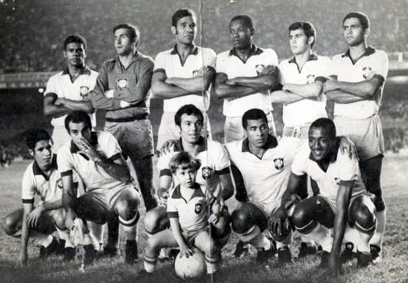 Agosto de 1968: Brasil 4×1 Argentina. Em pé: Moreira, Félix, Brito, Leônidas, Carlos Roberto e Valtencir. Agachados: Nado, Gerson, Roberto, Jairzinho e Paulo Cesar. Crédito: movimentocarlitorocha.com.br. Legenda retirada do blog Tardes de Pacaembu