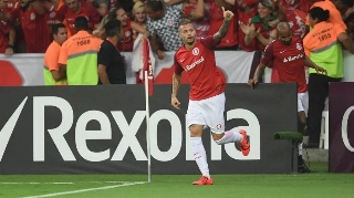 Nico López comemora gol do Internacional contra o River Plate