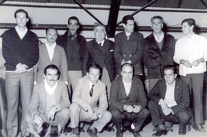 Dos que estão em pé, José Douglas Dallora é o primeiro da esquerda para a direita, enquanto Vicente Feola é o quarto, o penúltimo é Teófilo de Castro e o último agachado é Benedito Ruy Barbosa. Foto: Sarkis