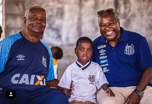 Novembro de 2018: os ídolos eternos Edu e Lima foram enviados pelo Santos Futebol Clube para uma missão mais do que especial: encontrar o jovem João Chico, de apenas 6 anos, na comunidade Nhahminjale, onde mora em Moçambique. João ficou famoso ao ser descoberto e clicado pela embaixadora da ONG Missão África, Rafaella Kalimann, segurando uma bola de retalhos enquanto trajava um manto do Peixe