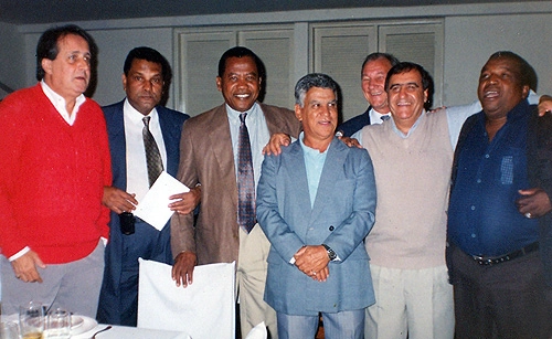 Reunião de ex-atletas do Palmeiras: o primeiro da direita é Ademar Pantera, abraçado por Bentivegna. Reinaldo Lapão está no meio, de paletó marrom.