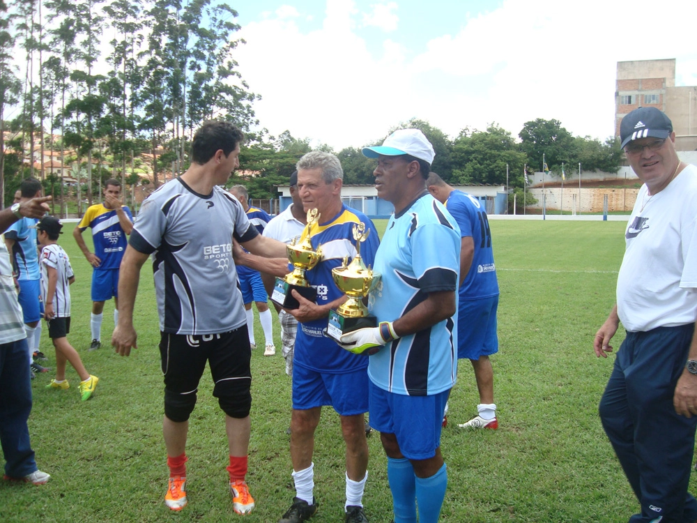 S&eacute;rgio e Tales em S&atilde;o Manuel no dia 7 de dezembro de 2014, antes de jogo comemorativo. Foto enviada por Gabriela Coradini, filha de Tales 