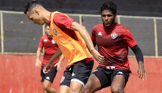Grupo se prepara no gramado do Barradão. Foto: Letícia Martins/ECV